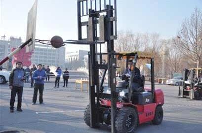 德州技能大赛叉车司机玩篮球 轻松投篮展技术