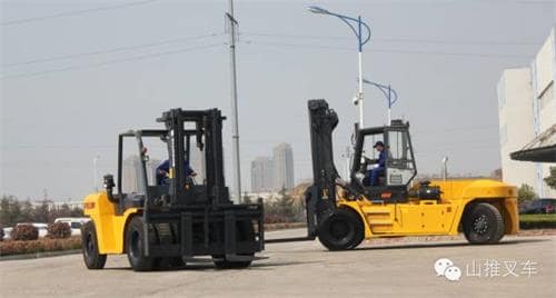 山推重装叉车批量交付
