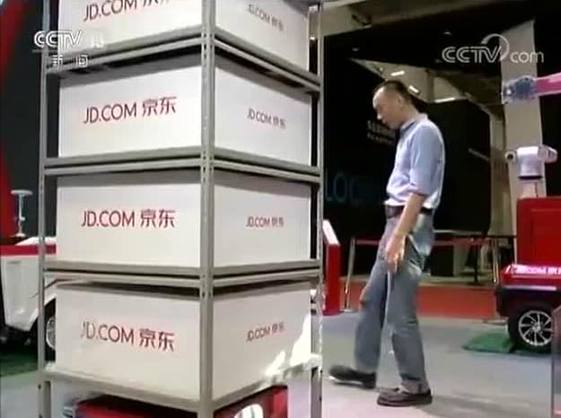 央视《焦点访谈》聚焦京东无人仓 物流机器人让零售革命走向你我