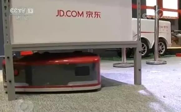 央视《焦点访谈》聚焦京东无人仓 物流机器人让零售革命走向你我