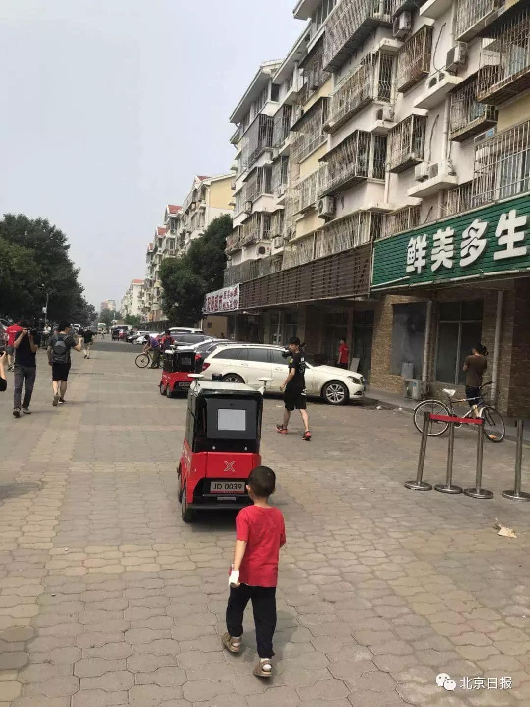 京东送货机器人上路送快递?真当交通安全是空气?