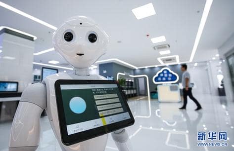 人工智能机器人 走进电力营业厅