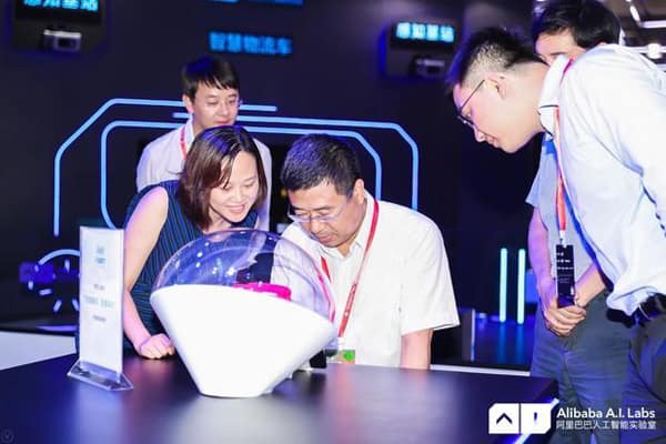 阿里巴巴人工智能实验室机器人惊艳亮相，这样的操作你绝对没见过