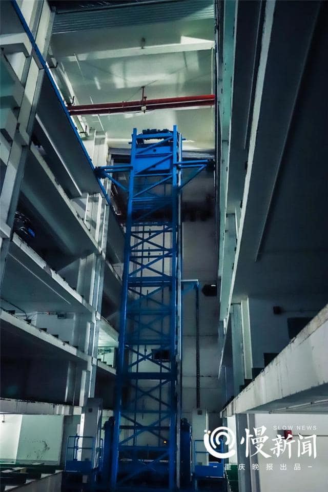 拥有搬车机器人的智能车库,重庆解放碑商圈投用