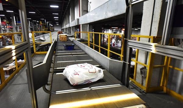 外媒:京东自动化仓库有7个足球场大 四名员工值守