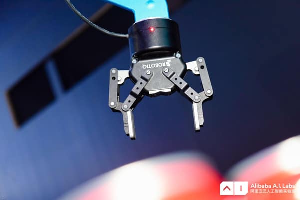 阿里巴巴人工智能实验室机器人惊艳亮相，这样的操作你绝对没见过
