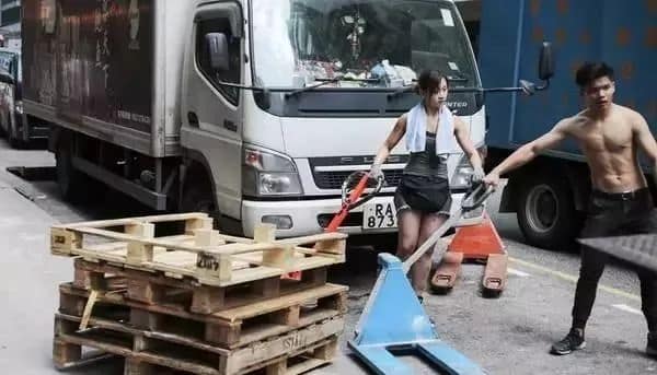 中力：八年艰辛成就港版罗拉—香港最性感女搬运工背后的故事