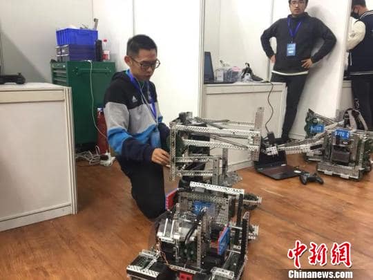 中国VEX机器人大赛在沪开幕 上演机器人创新嘉年华