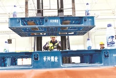 “叉车技能赛”职工展风采