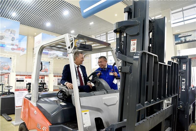 世界需要你们——德国前总统武尔夫参观考察合力叉车
