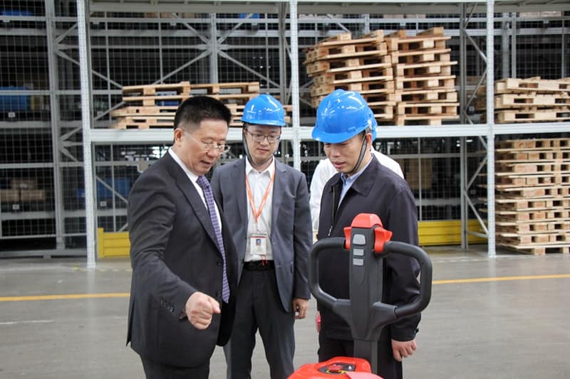 工信部装备司副司长罗俊杰一行莅临对诺力智能工厂进行考察