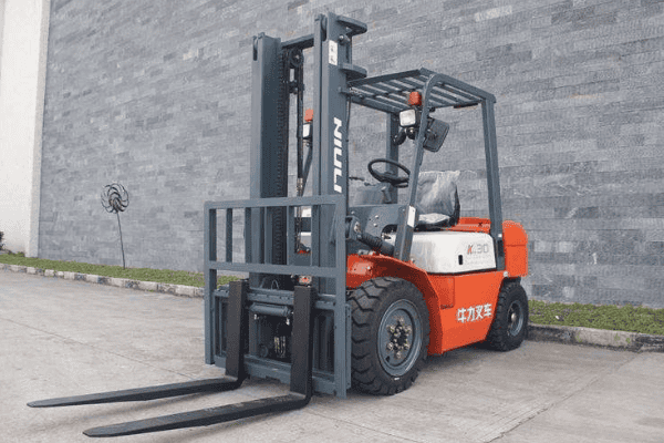 3吨合力叉车每小时油耗是多少