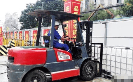 行车，叉车操作工是否必须佩戴安全帽，有标准吗