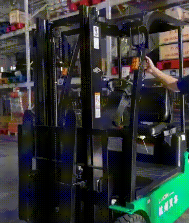 杭叉三支点电动叉车来了！可在狭小空间作业，可上下电梯！