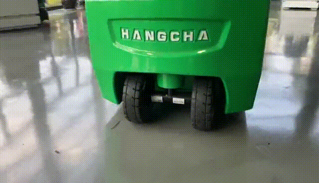 杭叉三支点电动叉车来了！可在狭小空间作业，可上下电梯！