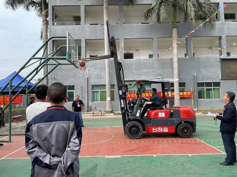 涨见识!惠州博罗技工开叉车投篮显身手