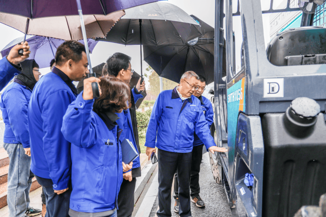 山河智能SWTH1056伸缩臂叉装车新机下线