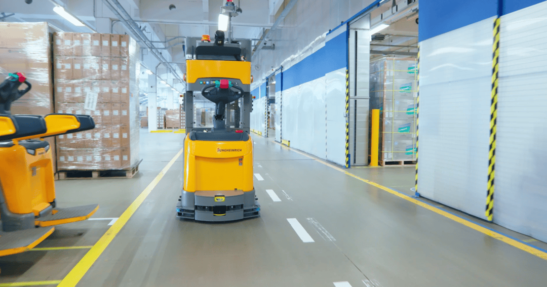 永恒力ERC 215a自动导引叉车AGV帮助FOXCONN富士康提高生产力