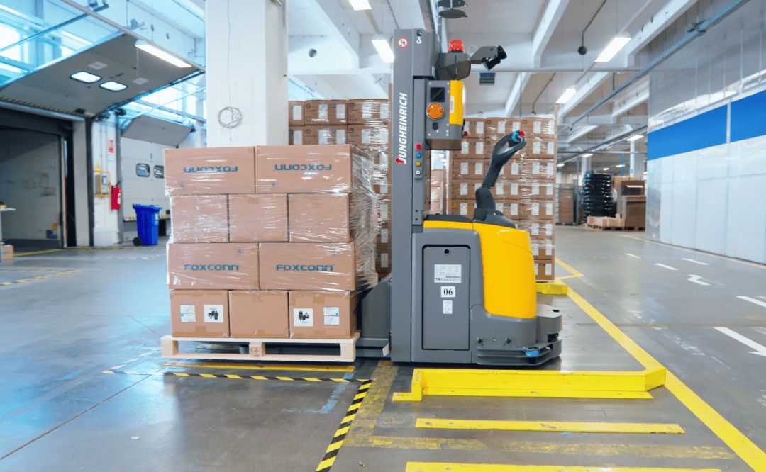 永恒力ERC 215a自动导引叉车AGV帮助FOXCONN富士康提高生产力
