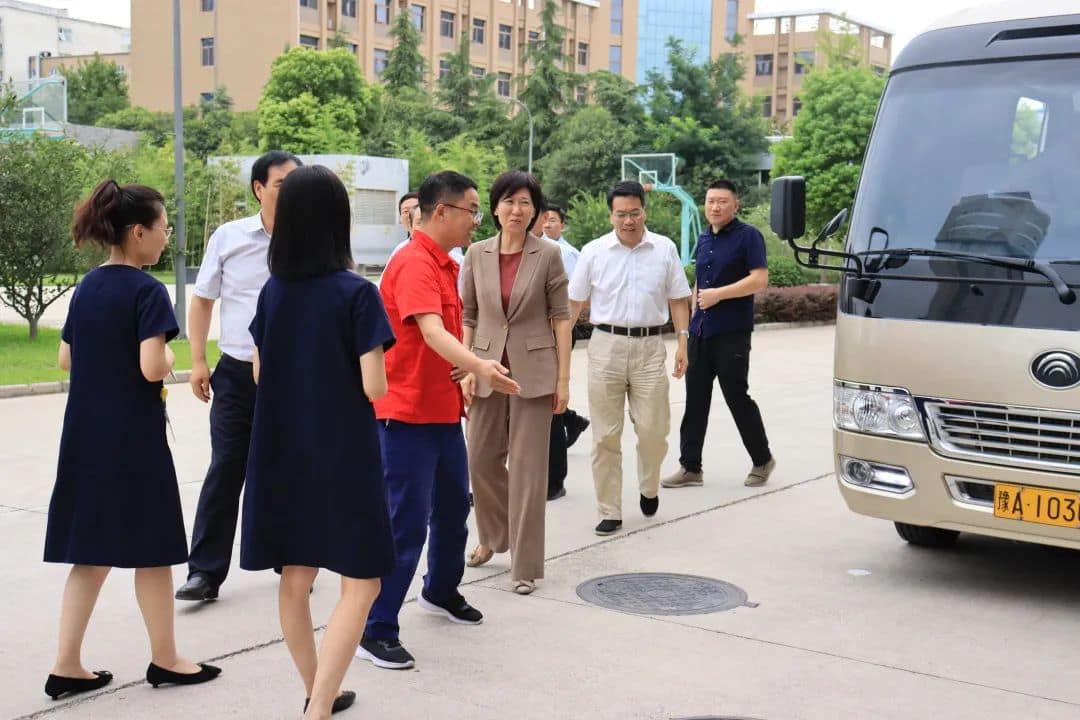 郑州市市长侯红一行 莅临嘉晨电器参观调研