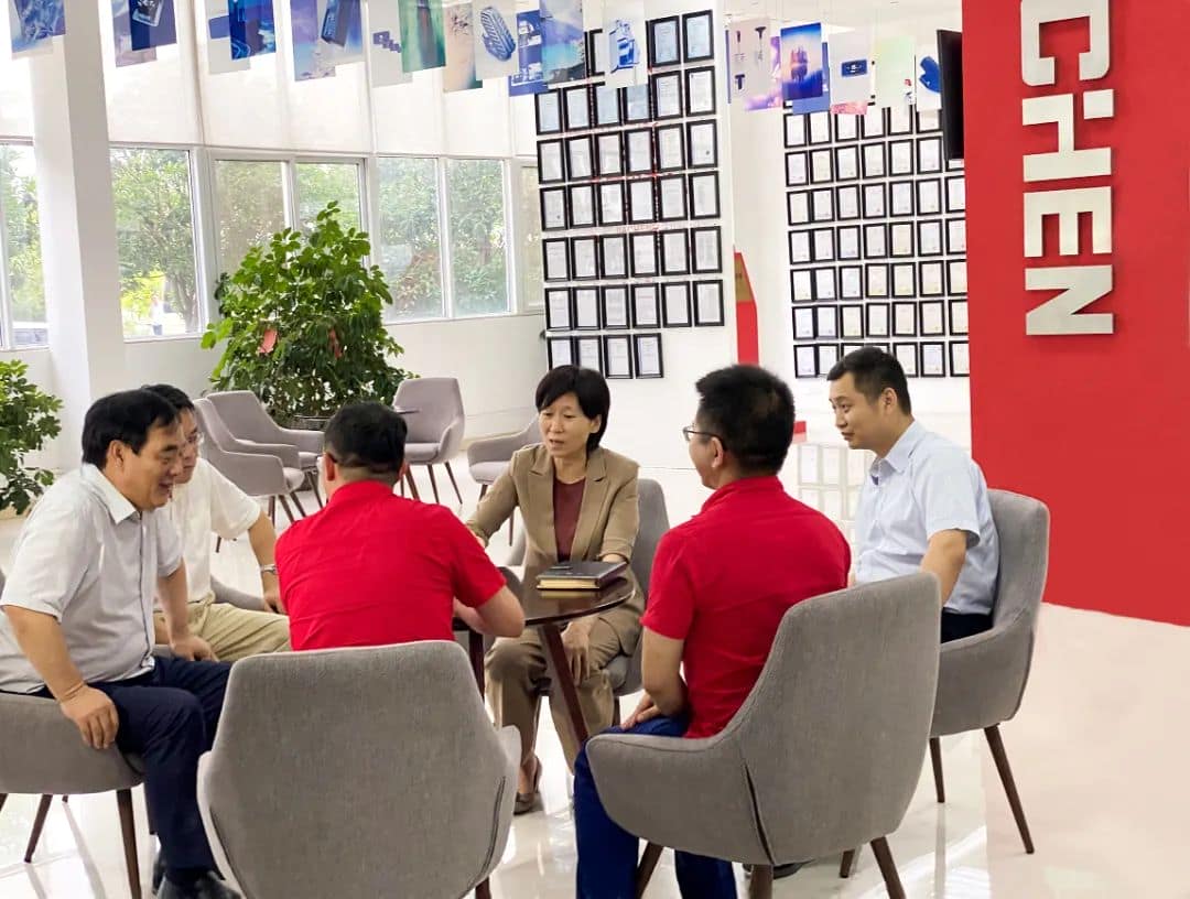 郑州市市长侯红一行 莅临嘉晨电器参观调研