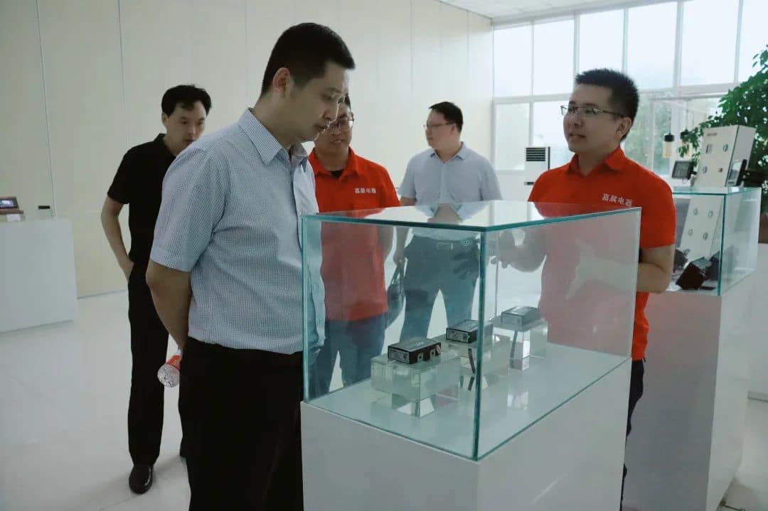 郑州市市长侯红一行 莅临嘉晨电器参观调研