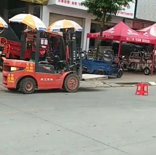 上班时在厂里开叉车，撞了已保险的私家车，怎么处理？