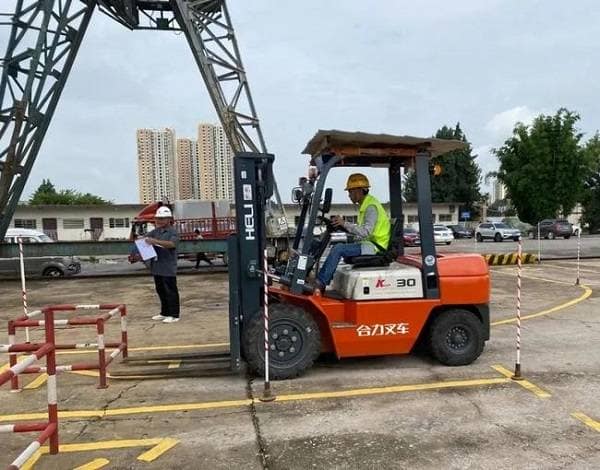 做叉车司机真的好吗？工作前景如何？岗前要考证吗？
