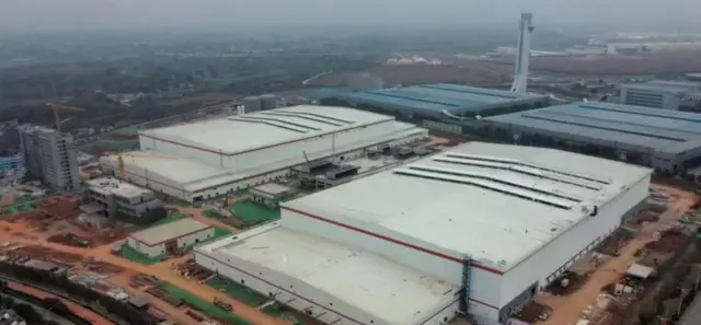 卓一三向叉车批量交付新能源工厂