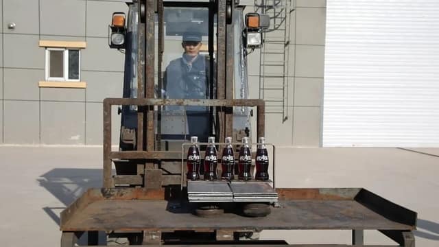叉车开瓶盖，这样的挑战你见过吗？