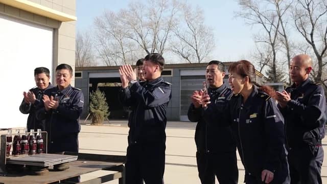 叉车开瓶盖，这样的挑战你见过吗？