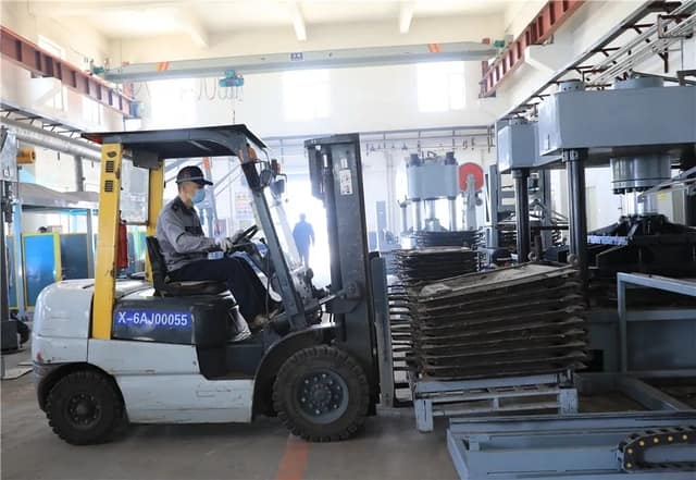 叉车开瓶盖，这样的挑战你见过吗？