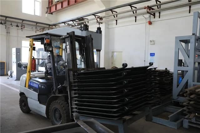 叉车开瓶盖，这样的挑战你见过吗？