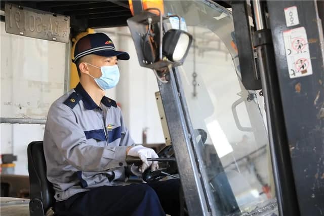 叉车开瓶盖，这样的挑战你见过吗？