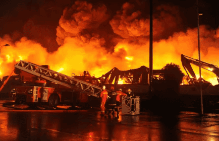 点赞!男子与叉车默契配合灭火,面对火灾头脑清晰有多重要?