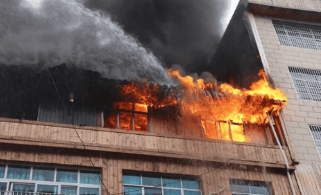 点赞!男子与叉车默契配合灭火,面对火灾头脑清晰有多重要?