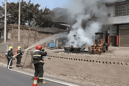 点赞!男子与叉车默契配合灭火,面对火灾头脑清晰有多重要?