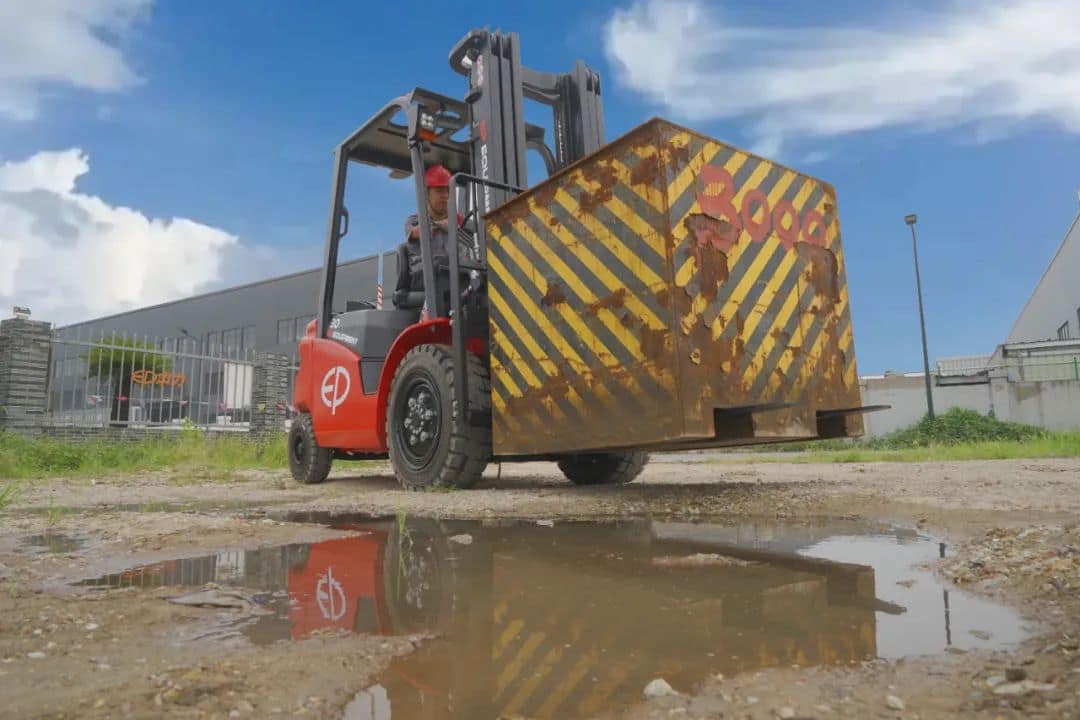 中力第三代锂电叉车上市,重塑叉车市场!