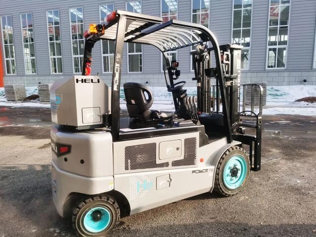 翼迅创能FOBOT-F3021氢燃料电池叉车，在山西成功交付