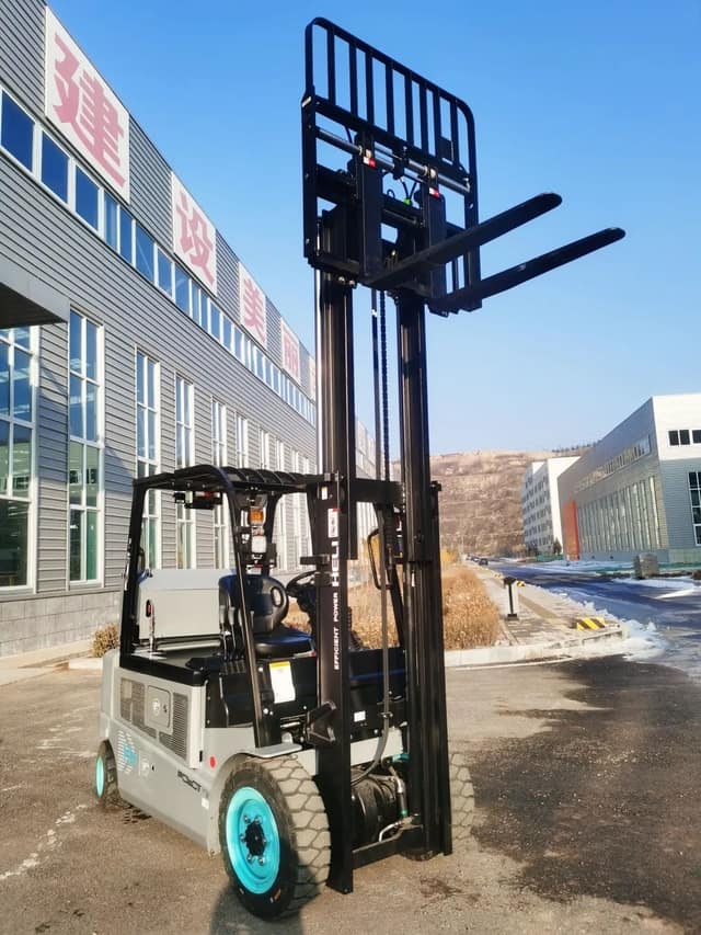 翼迅创能FOBOT-F3021氢燃料电池叉车，在山西成功交付