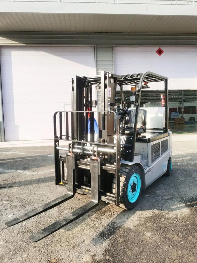 翼迅创能FOBOT-F3021氢燃料电池叉车，在山西成功交付