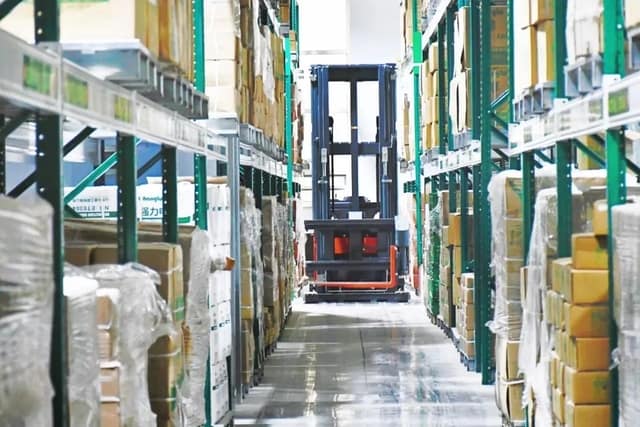 MiMA站驾式三向叉车助力工贸行业密集仓储扩容增效