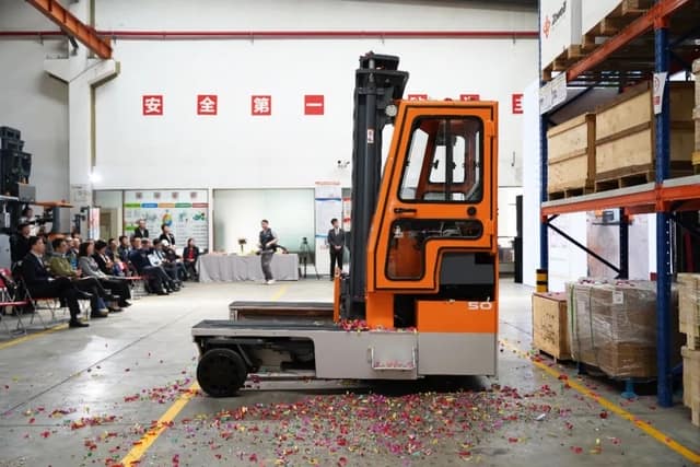 打破壁垒，中国首台超长物料重载叉车，在卓一硬核亮相