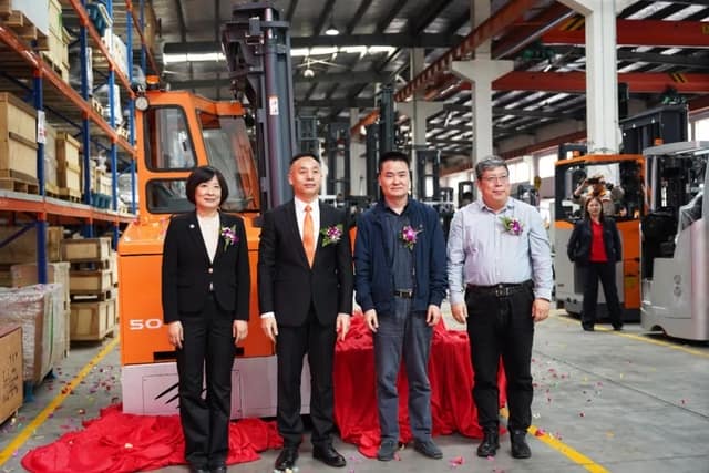 打破壁垒，中国首台超长物料重载叉车，在卓一硬核亮相