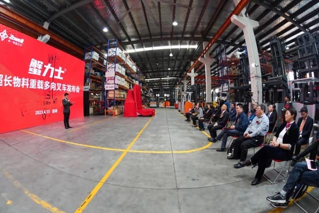 打破壁垒，中国首台超长物料重载叉车，在卓一硬核亮相